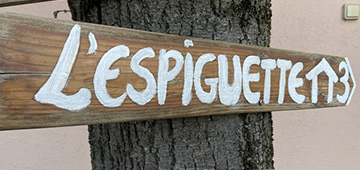Domaine-Bougainvillees-camargue-bougains-gite-3-appart-hotel-villetelle-panneau-indicateur-UNE
