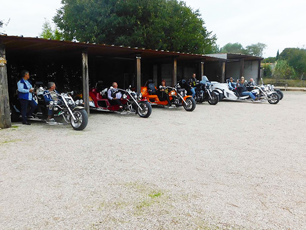 Domaine-Bougainvillees-camargue-bougains-parking-accueil-motard-moto-3-roues-bienvenu