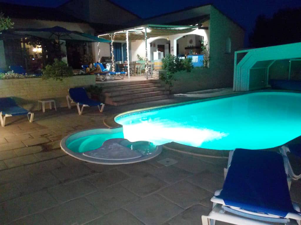 Domaine-Bougainvillees-camargue-bougains-piscine-terrasse-eclairage-nuit