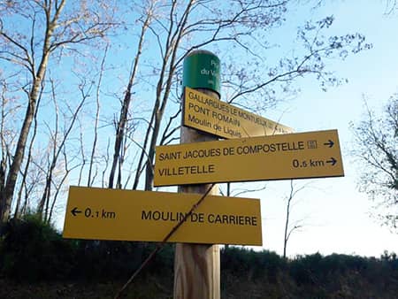 Domaine-Bougainvillees-camargue-bougains-saint-jacques-compostelle-panneau-indication-chemin-arles