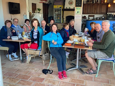 Domaine-Bougainvillees-camargue-bougains-groupe-petit dejeuner-terrasse-club-velo