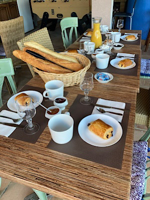 Domaine-Bougainvillees-camargue-bougains-petit dejeuner-terrasse-gite-groupe